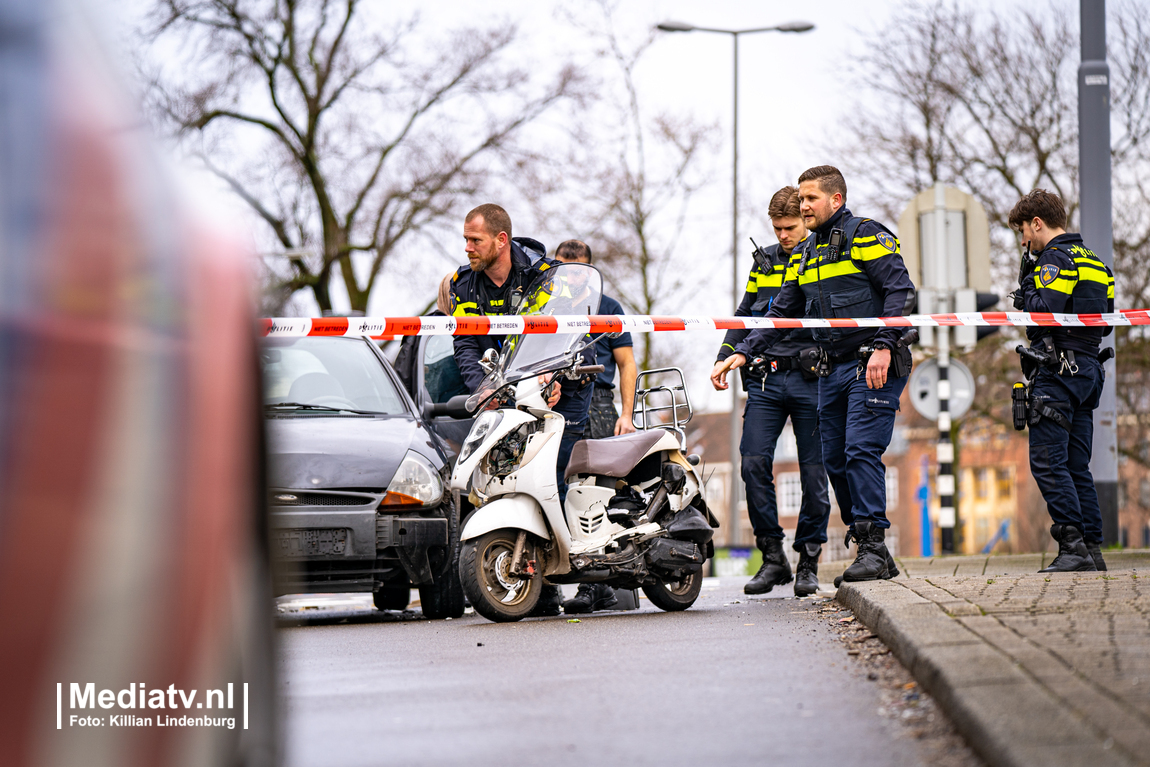 Lichtgewonde bij aanrijding tussen auto en scooter Aelbrechtskade Rotterdam