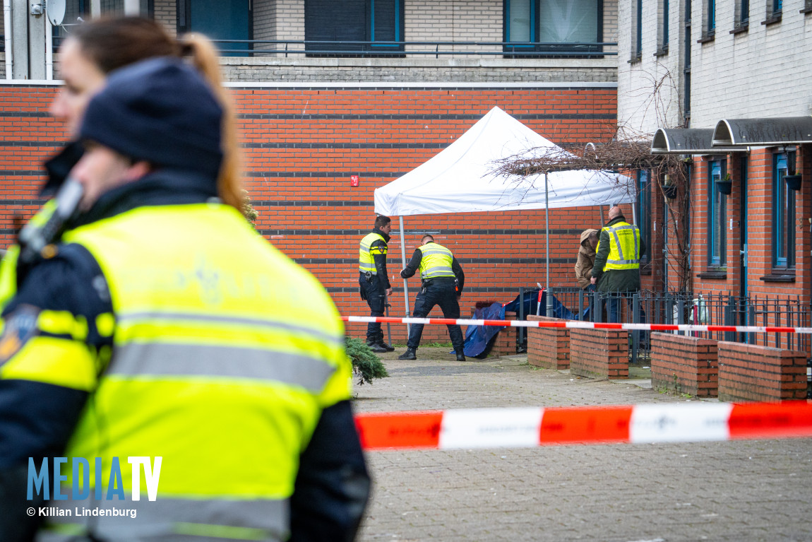 Explosie bij flatgebouw, meerdere explosieven op straat Salviahof Rotterdam (video)