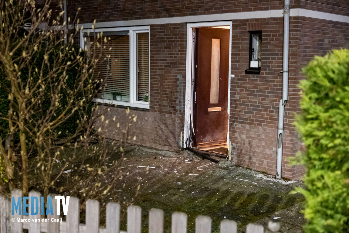 Explosie verwoest kozijn van woning Pruimentuin Rotterdam (video)