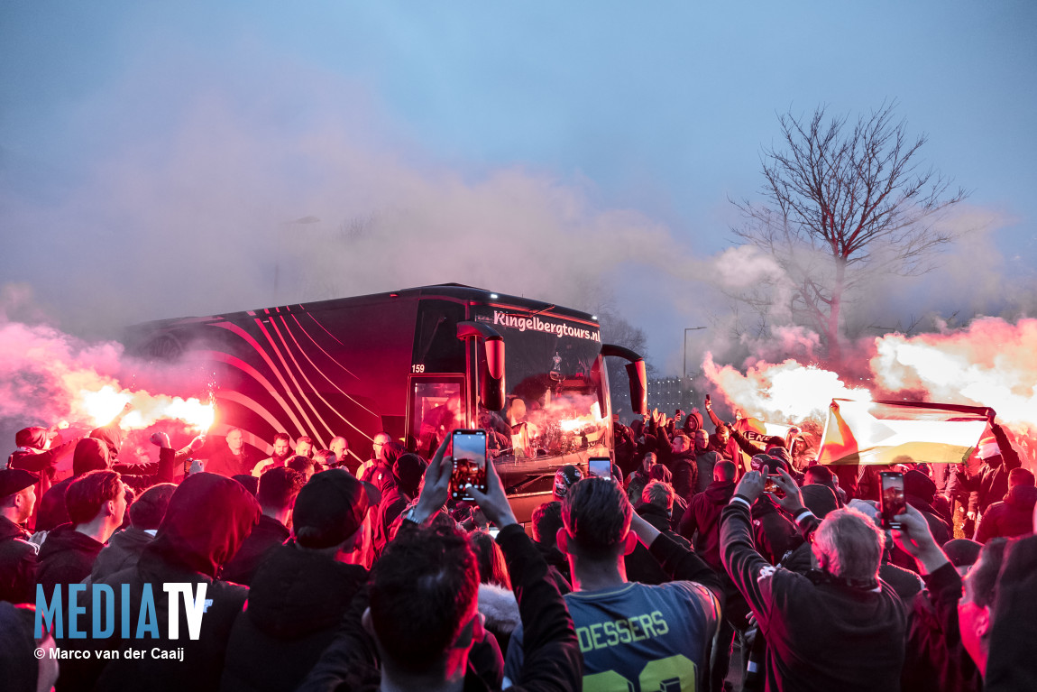 Duizenden supporters vieren feest bij aankomst spelersbus Feyenoord na overwinning