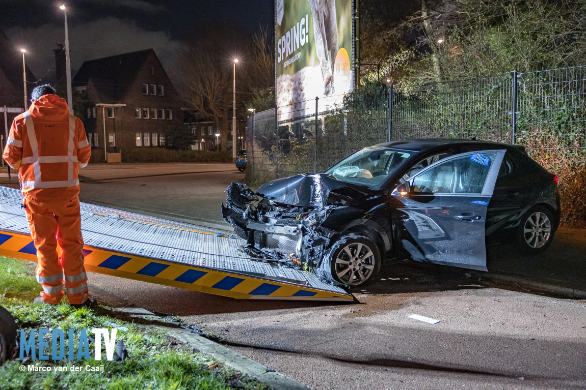 Bijrijder van auto raakt gewond nadat bestuurster frontaal tegen lantaarnpaal rijdt Stadhoudersweg Rotterdam