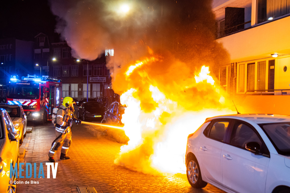 Auto brandt volledig uit Heulstraat Rotterdam