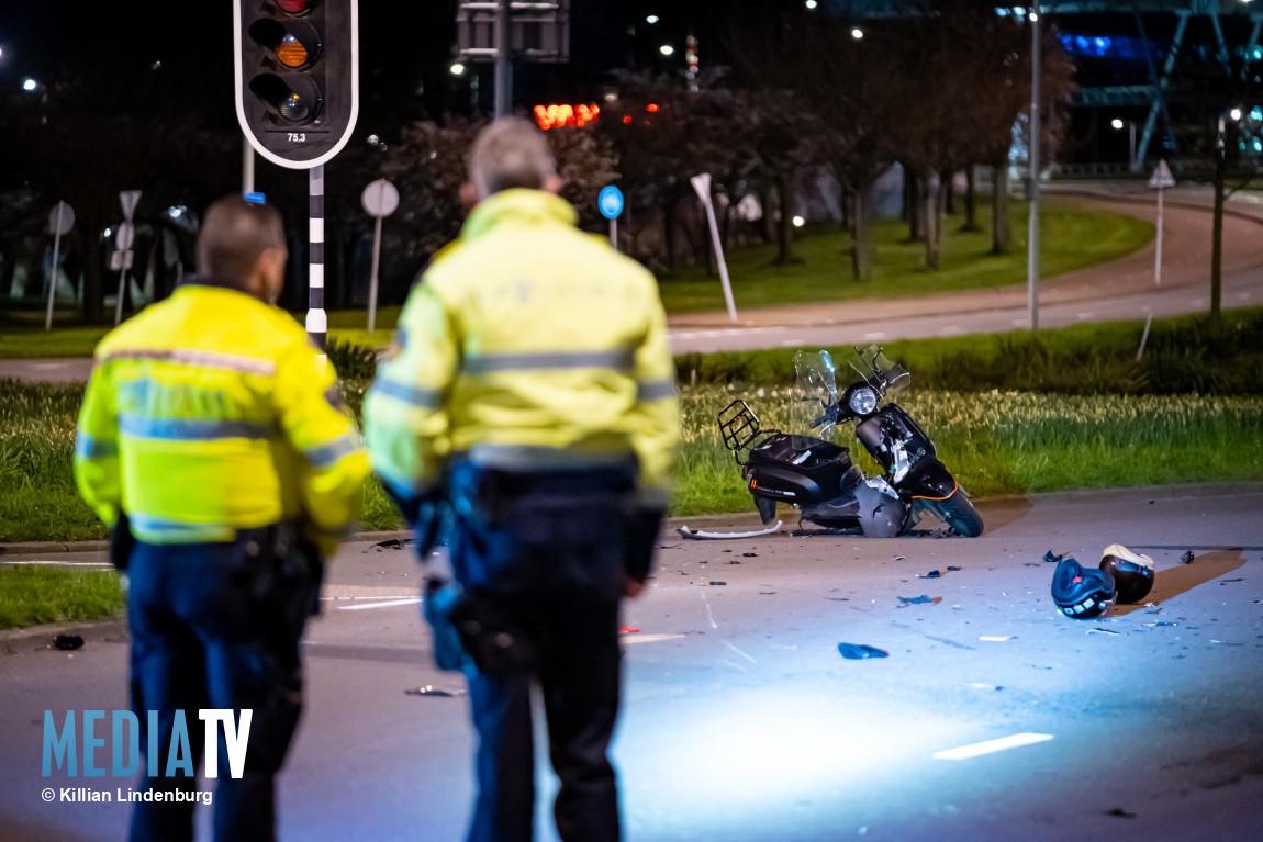 Twee gewonden bij flinke aanrijding tussen auto en scooter Beukelsweg Rotterdam