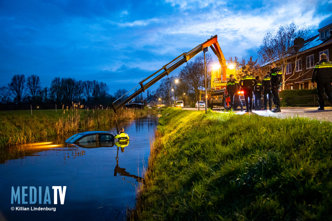 Vrouw gewond nadat auto te water raakt Overschiese Kleiweg Rotterdam (video)