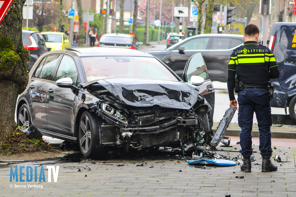 Verkeersongeval op Dorpsweg Rotterdam met flinke schade