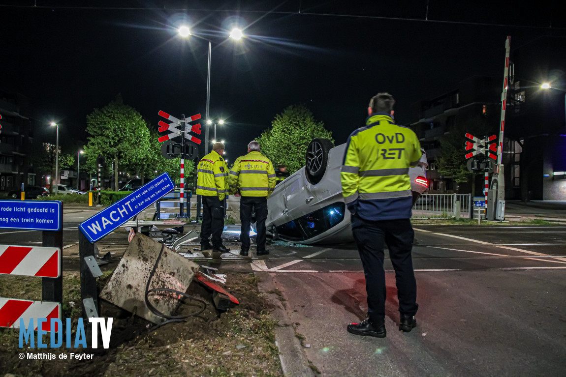 Auto vliegt uit de bocht en veroorzaakt veel schade Zevenkampse Ring Rotterdam, inzittenden gevlucht