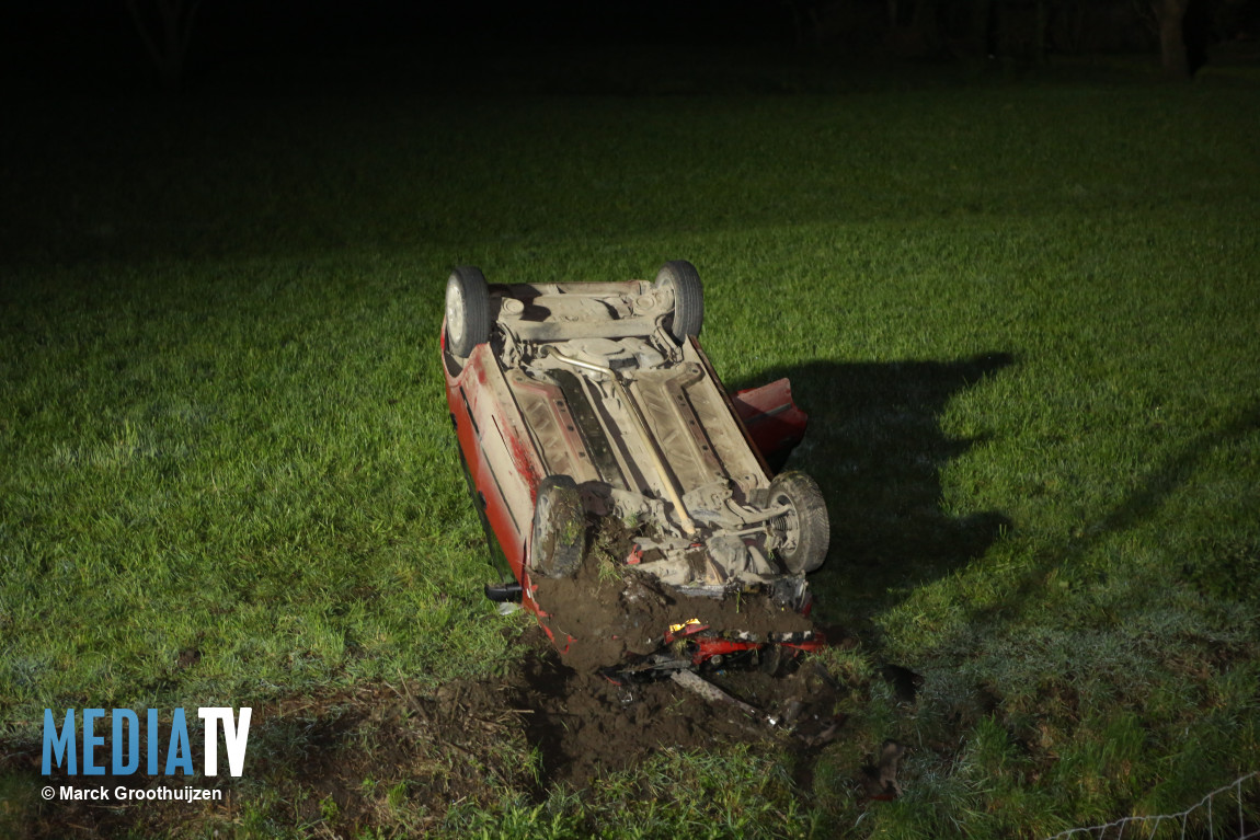 Auto vliegt over sloot Rijswaardsedijk Zwartewaal