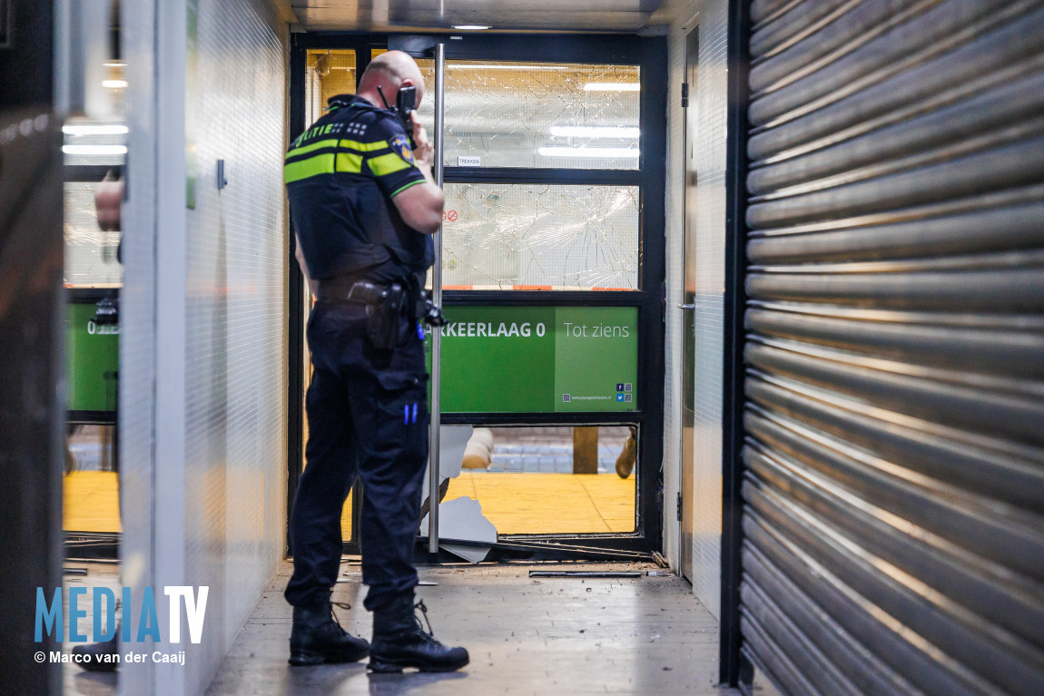 Explosie bij toegangsdeur van parkeergarage Broersveld Schiedam