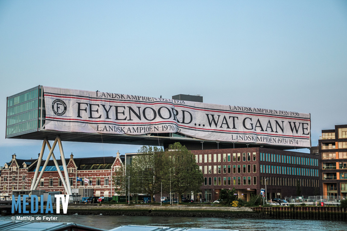 Grootste spandoek ooit van Feyenoord opgehangen aan voormalige Unilevergebouw De Brug Nassaukade Rotterdam