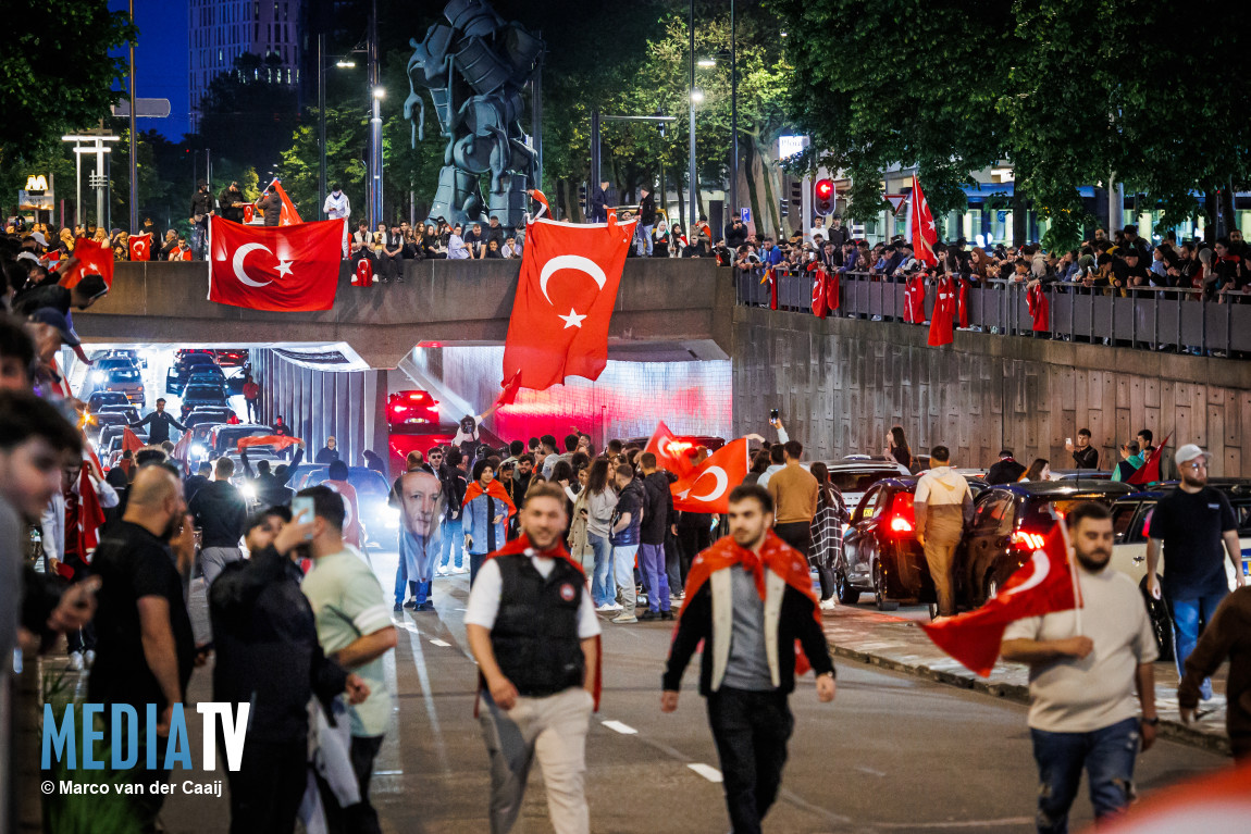 Honderden Turken vieren feest in centrum van Rotterdam na verkiezingswinst Erdogan