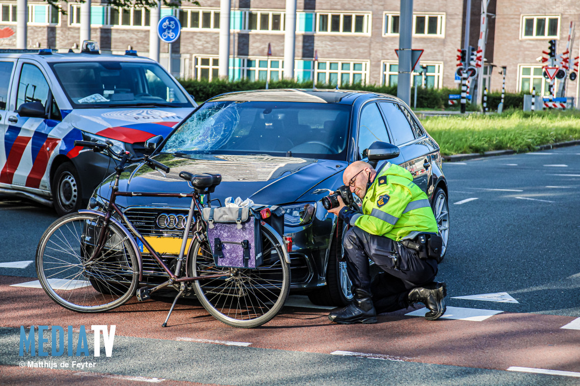 81-jarige fietser zwaargewond bij aanrijding met auto Hoofdweg Rotterdam