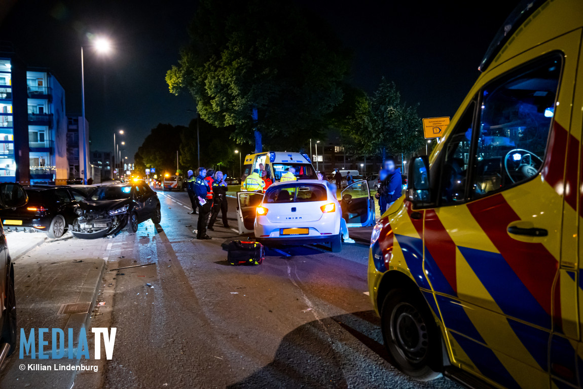 Twee gewonden bij aanrijding, zes auto's betrokken Slinge Rotterdam