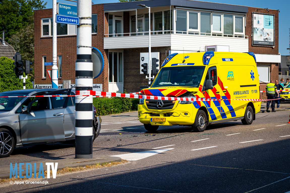 Ambulance betrokken bij aanrijding Capelseweg Capelle aan den IJssel