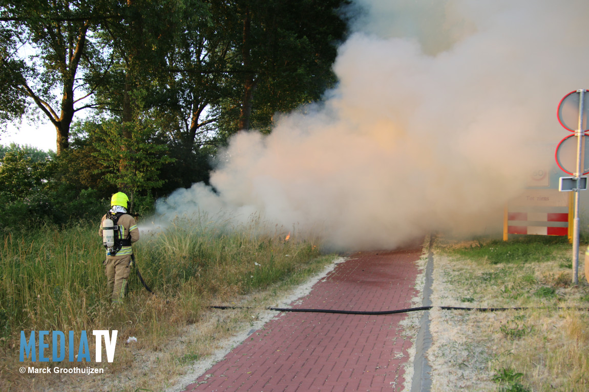 Flinke rookontwikkeling bij bermbrand Rijksstraatweg Hellevoetsluis