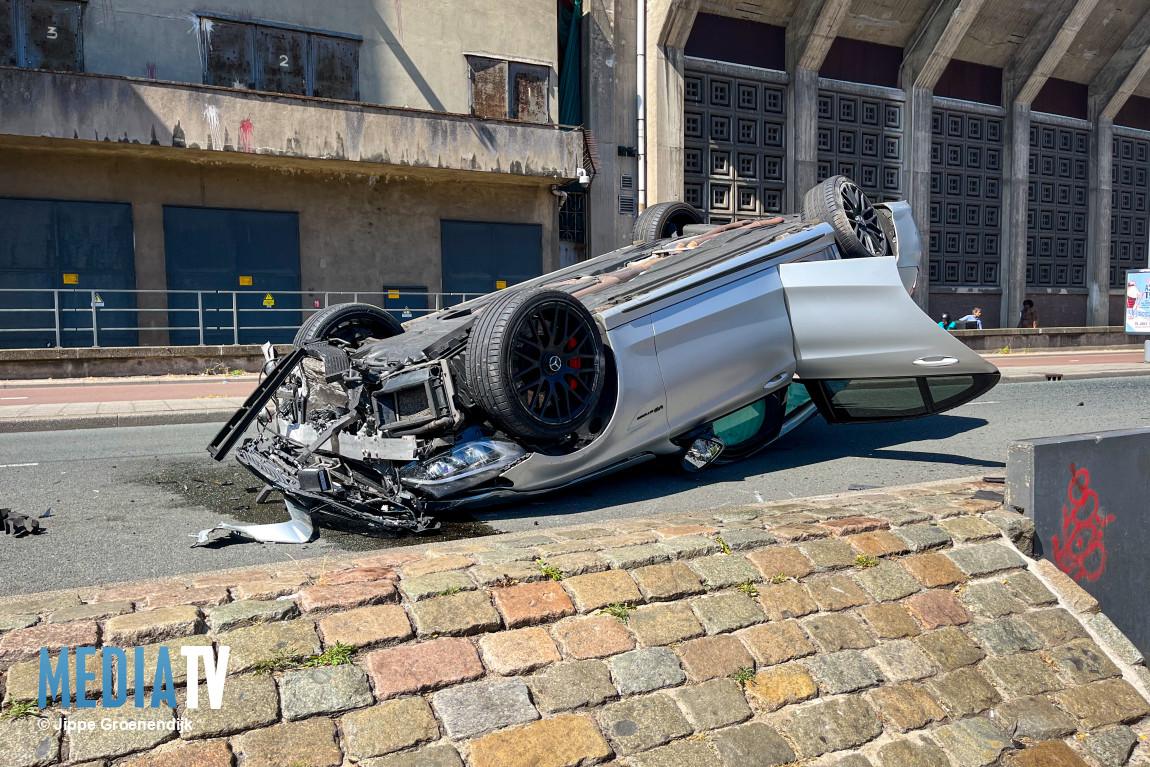 Auto slaat over de kop op de Brielselaan Rotterdam-Zuid