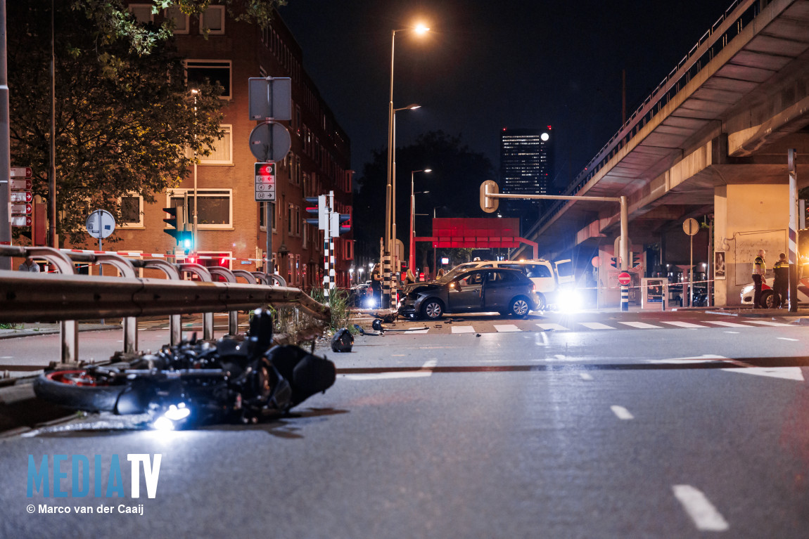 Motorrijder zwaargewond bij aanrijding met auto Gordelweg Rotterdam