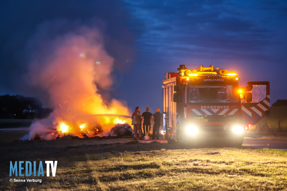 Brandweer langdurig bezig met bermbrand Zandweg Spijkenisse