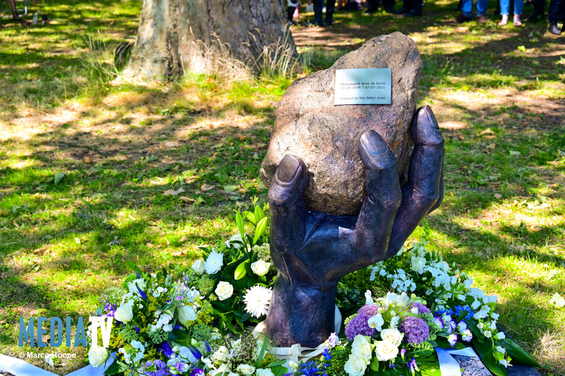 Monument onthuld voor doodgereden motoragent Arno de Korte (video)