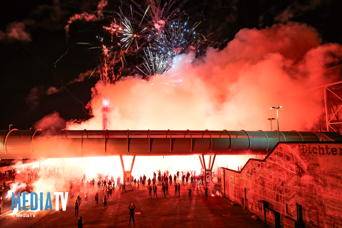 Feyenoordsupporters vieren feest bij De Kuip vanwege 115-jarig bestaan (video)