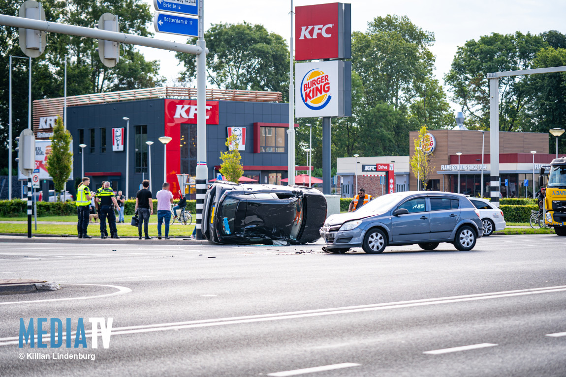 Auto gekanteld na aanrijding met auto Groene Kruisweg Spijkenisse