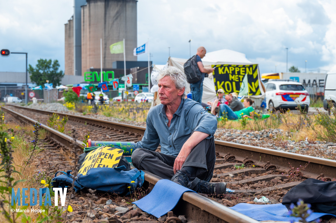 Actievoerders vastgeketend aan treinspoor kolenoverslag Missouriweg Maasvlakte Rotterdam (Video)