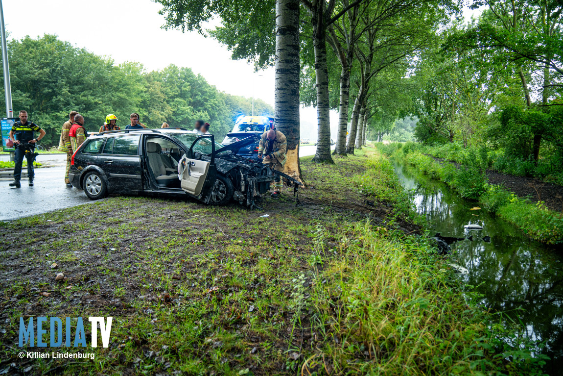Brandweer trekt auto met slachtoffer uit sloot Baljuwlaan Spijkenisse