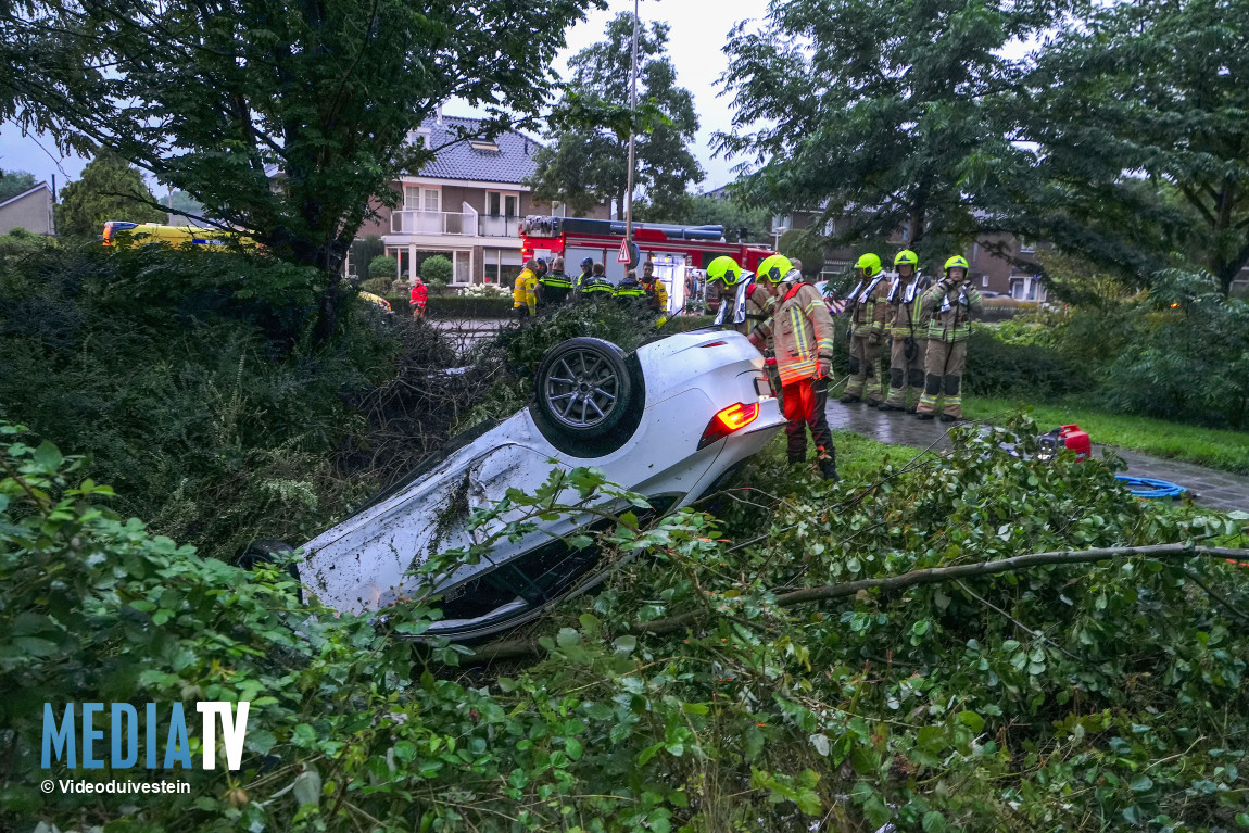 Bestuurder van taxi rijdt door bosschage en belandt ondersteboven in sloot 1e Barendrechtseweg Barendrecht 