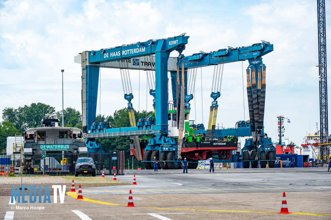 Zware scheepslift van scheepswerf De Haas