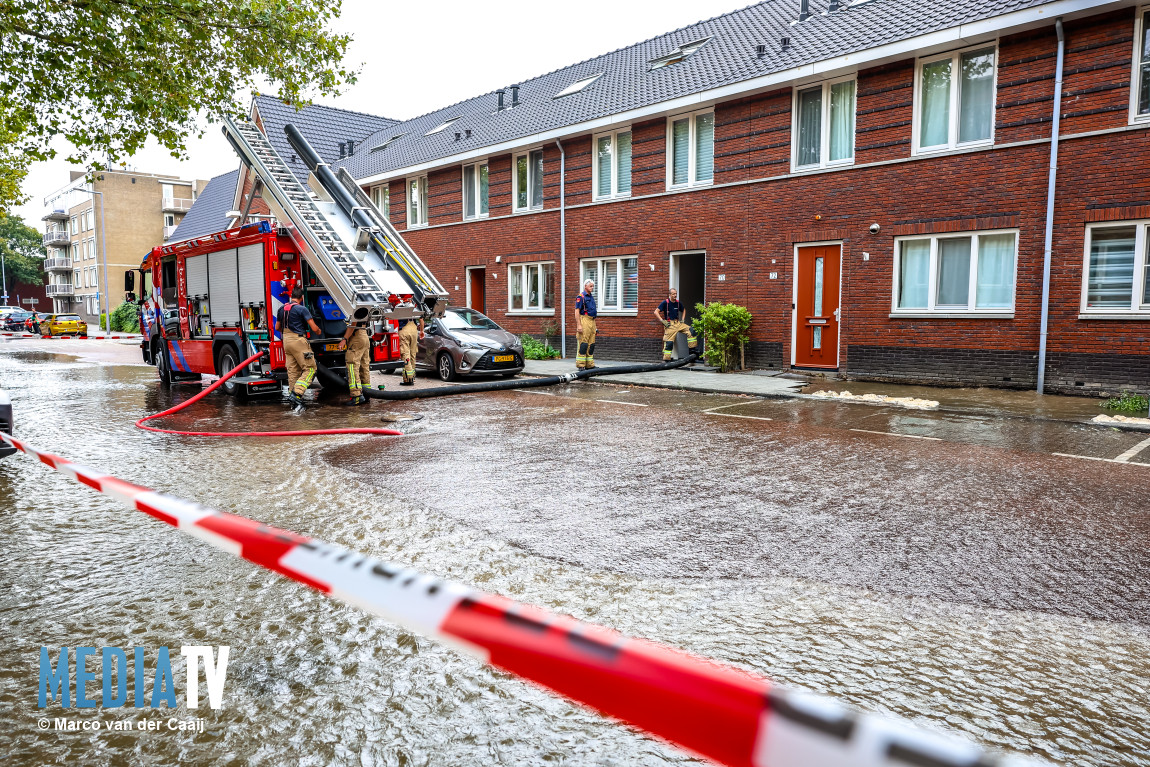 Grote waterlekkage door gesprongen waterleiding Verboomstraat Rotterdam (video)