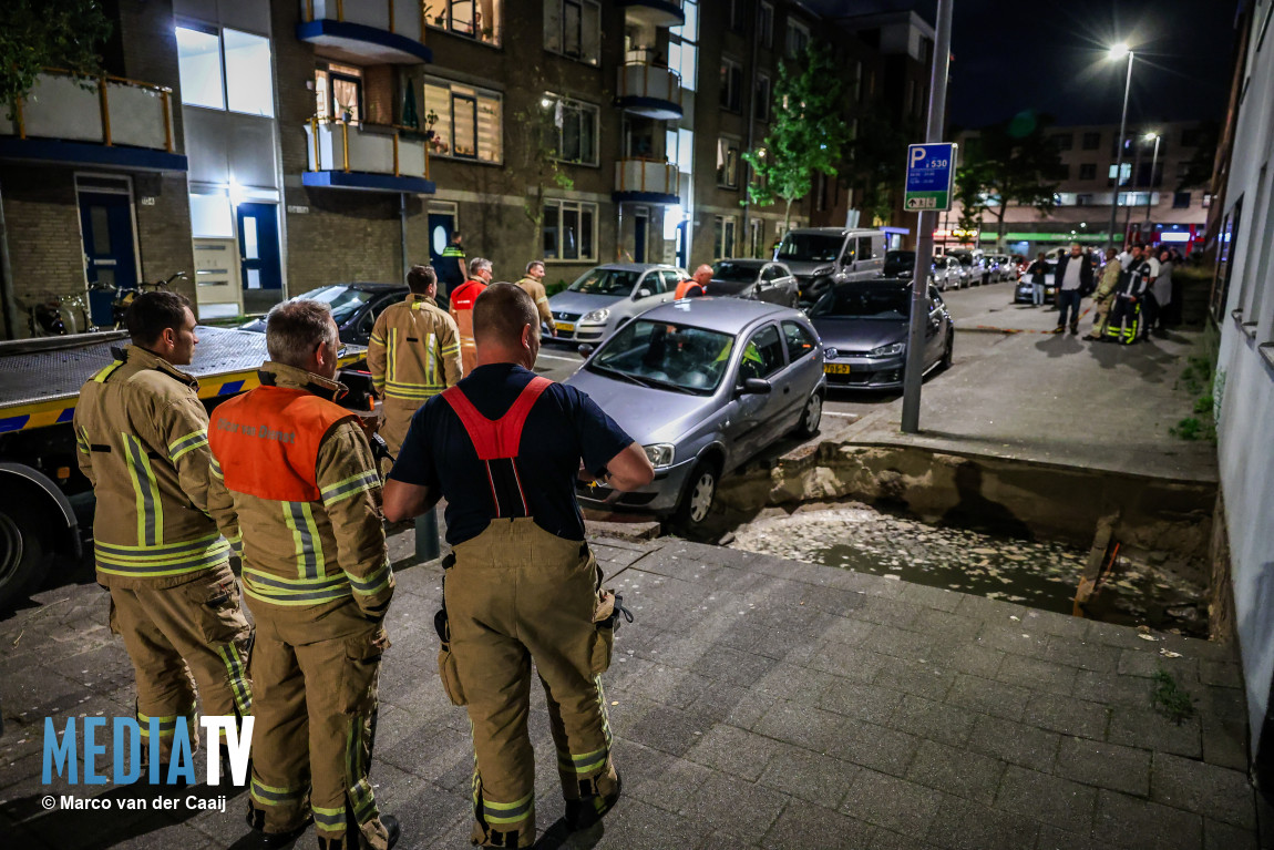 Auto zakt in sinkhole Van Oosterzeestraat Rotterdam