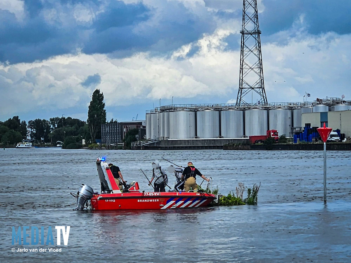 Twee mannen door brandweer van eilandje gered  Capelle aan den IJssel