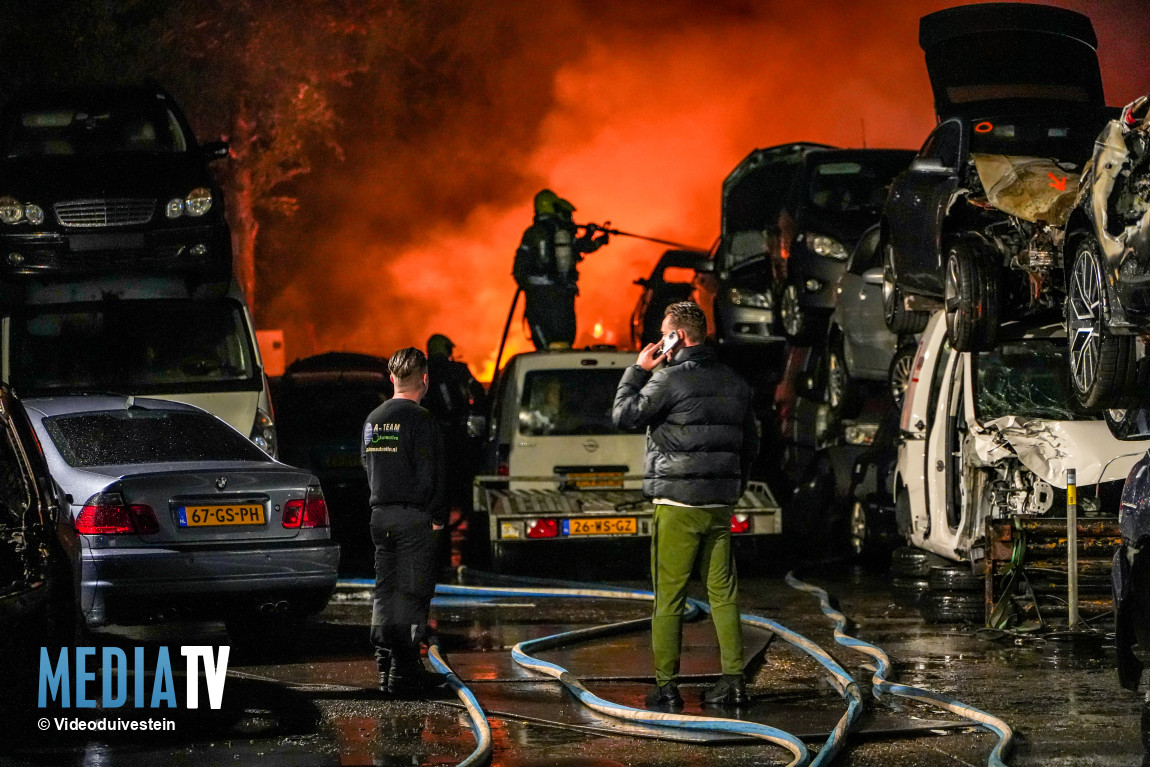 Zeer grote brand bij autosloperij naast Rotterdam The Hague Airport