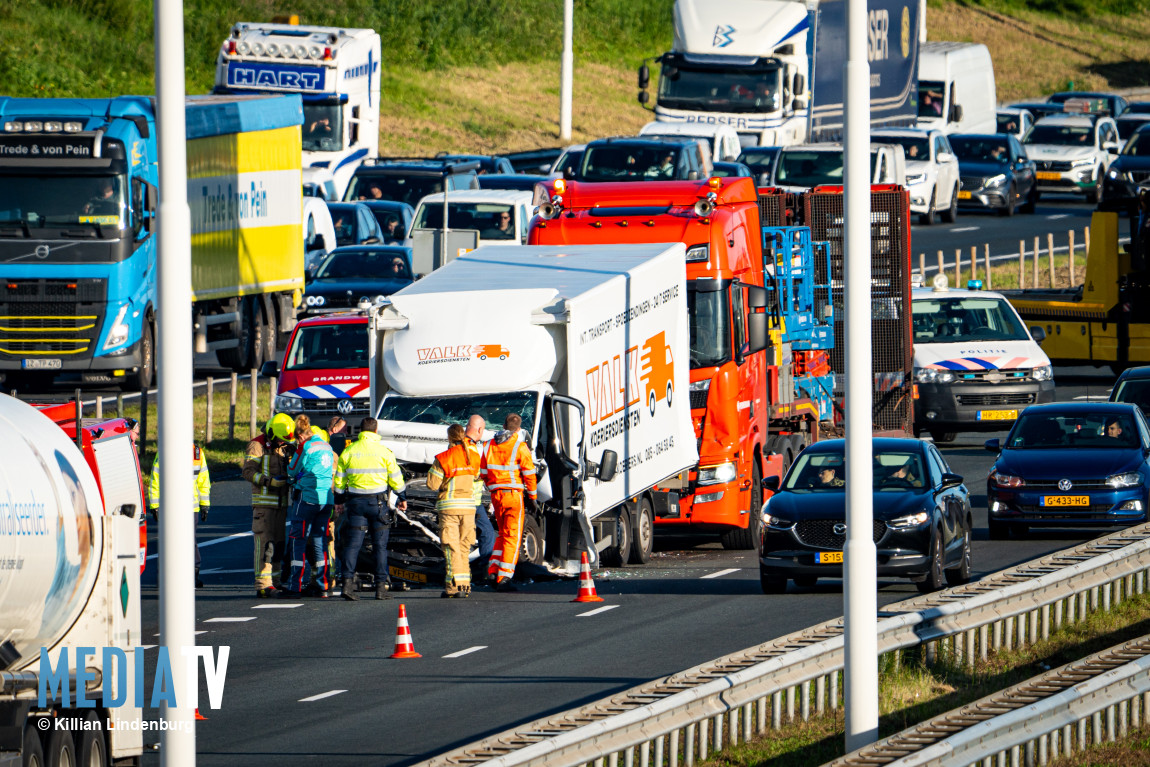 Bestelbus tussen vrachtwagens in bij kettingbotsing op snelweg A15 Rotterdam-Albrandswaard