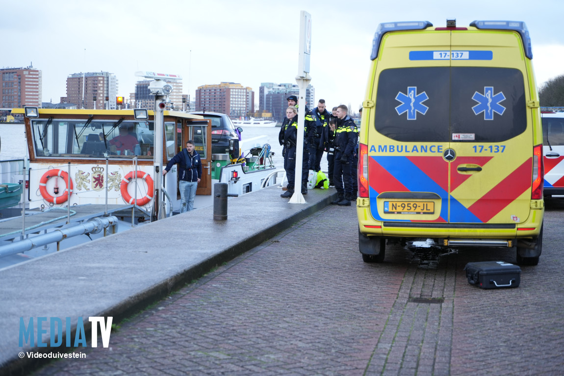 Man overboord geslagen van binnenvaartschip Nieuwe Maas Rotterdam