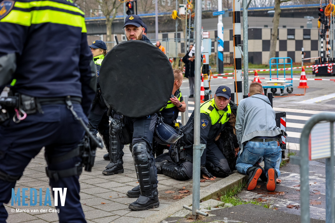 Waarschuwingsschot gelost bij demonstratie tegen wapenbeurs Ahoy Rotterdam (video)