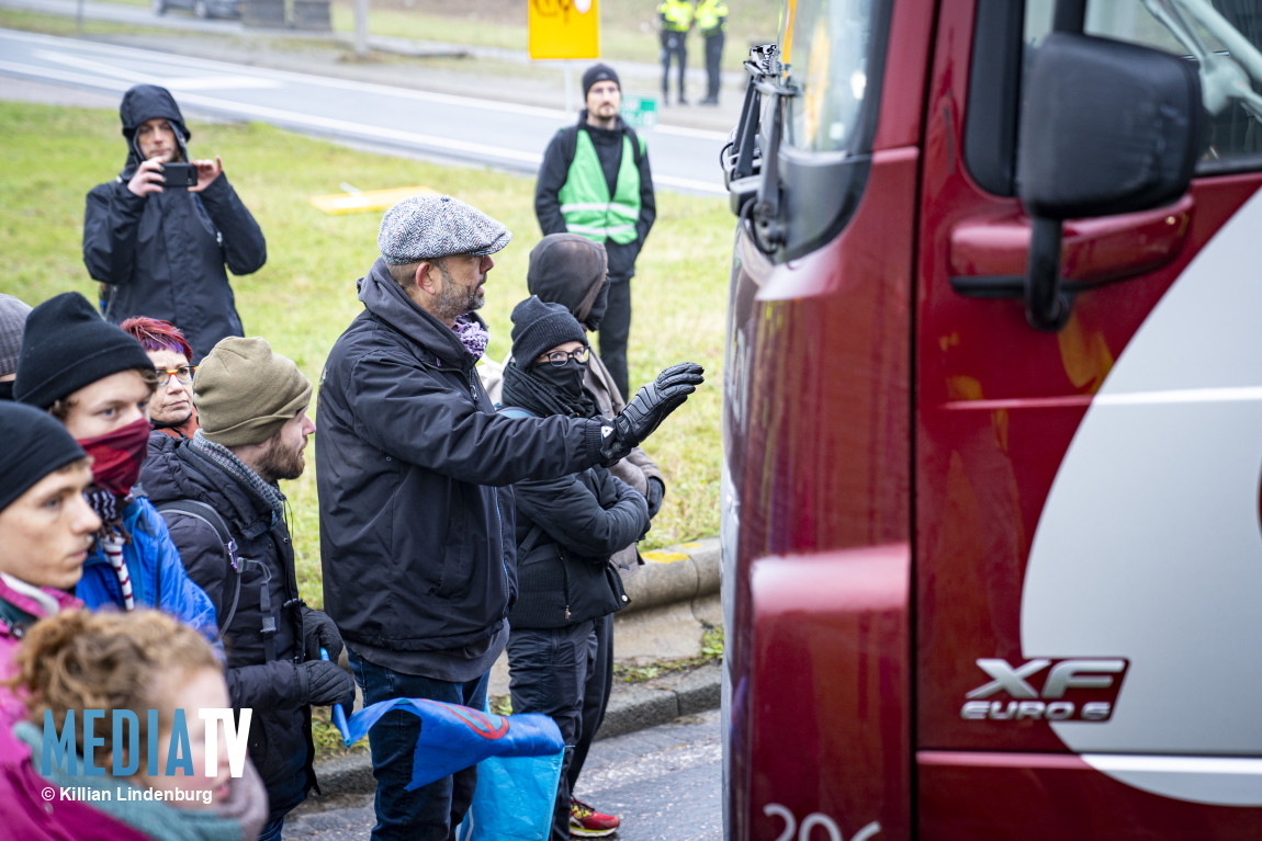 UPDATE | Vrachtwagen rijdt in op demonstranten Extinction Rebellion Europoort Rotterdam (video)