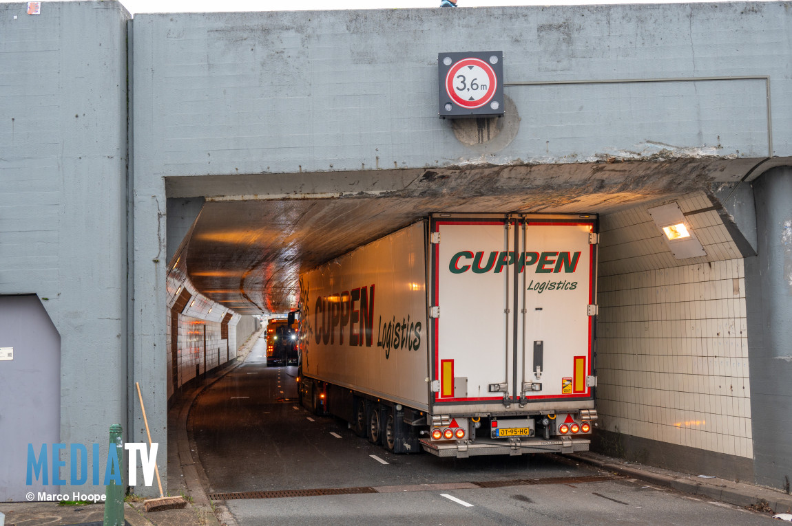 Vrachtwagen rijdt zich klem onder viaduct Pleinweg Rotterdam 