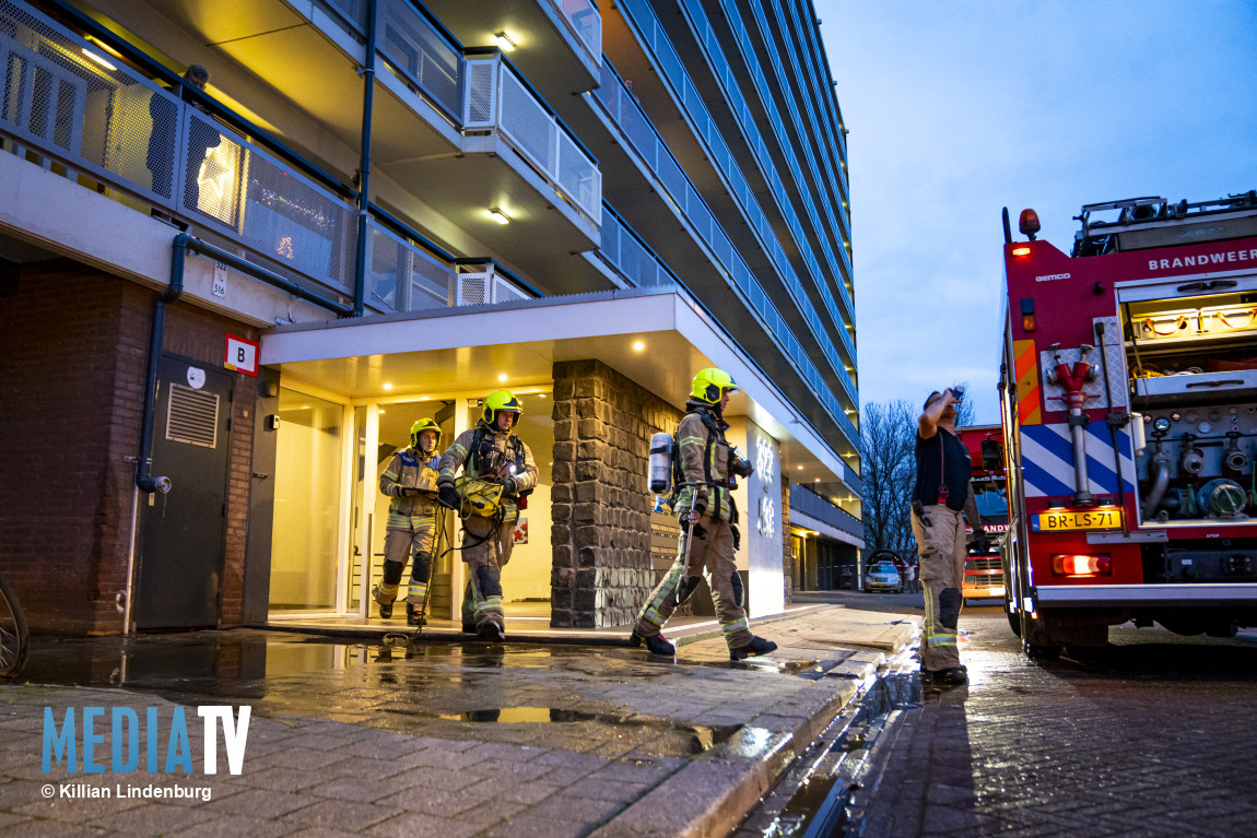 Rook verspreidt zich door flat na brand Vlaardingerdijk Schiedam