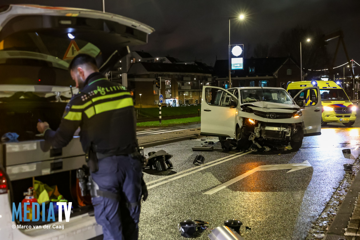 Taxibusje crasht op Doklaan Rotterdam