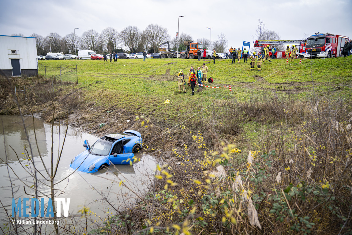 Auto belandt in water na ontploffing achter het stuur Noordeinde Hendrik-Ido-Ambacht