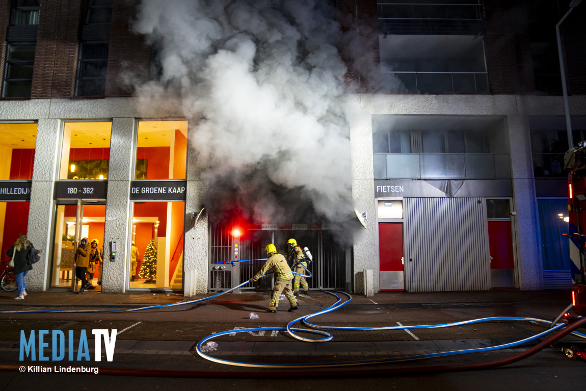 UPDATE | Twee aanhoudingen na zeer grote brand in parkeergarage van flat Brede Hilledijk Rotterdam (video)