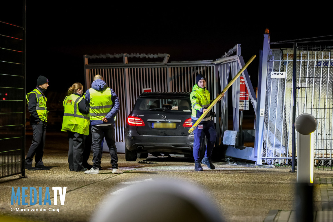 Automobilist ramt slagbomen en toegangshek Rotterdam The Hague Airport en vlucht te voet landingsbaan op