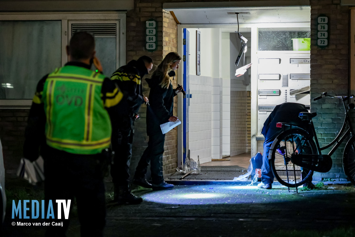 Explosie veroorzaakt schade aan portiek van flat Diepenbrockstraat Schiedam