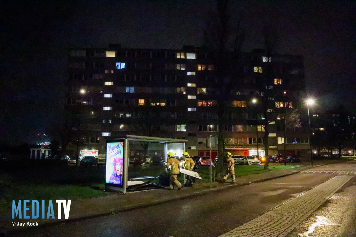 Harde wind blaast zonnepanelen van flatgebouw Merellaan Maassluis