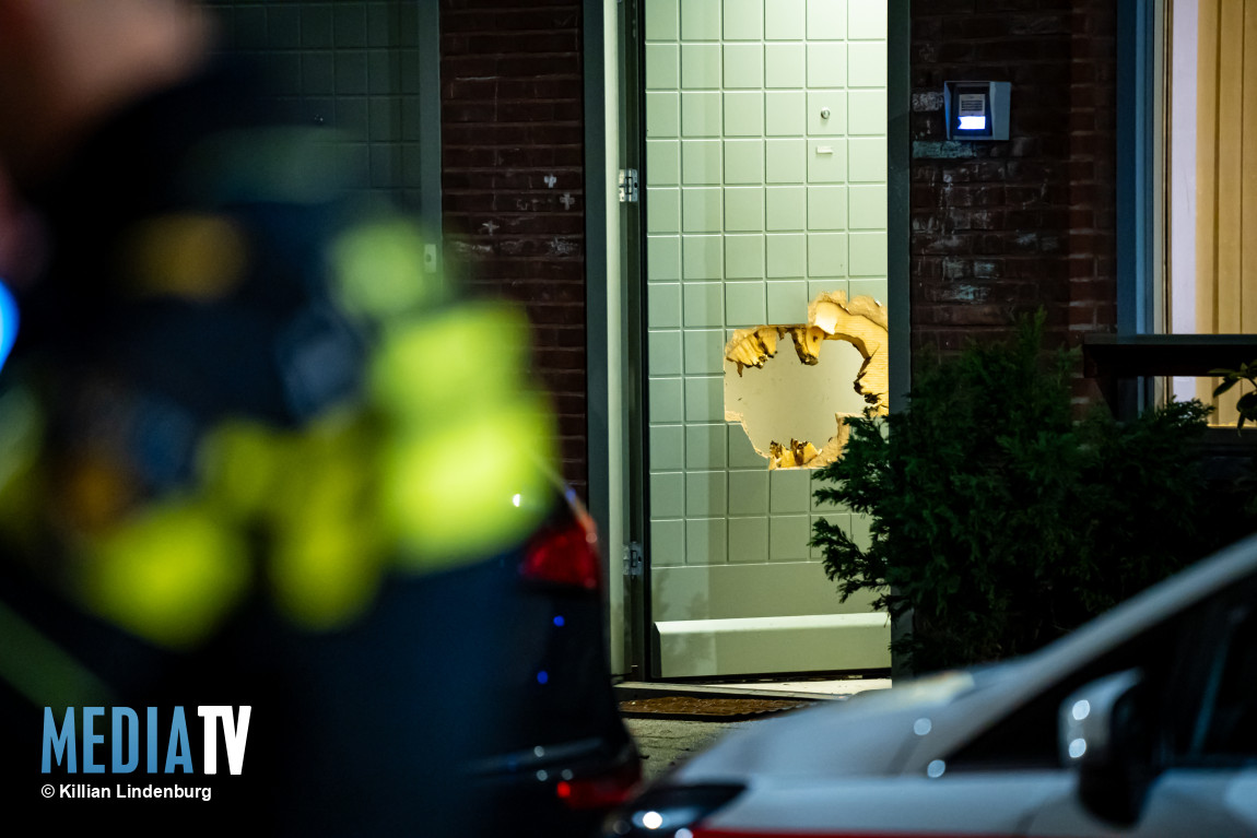 Gat in deur na explosie op vroege avond Dillenburgstraat Rotterdam