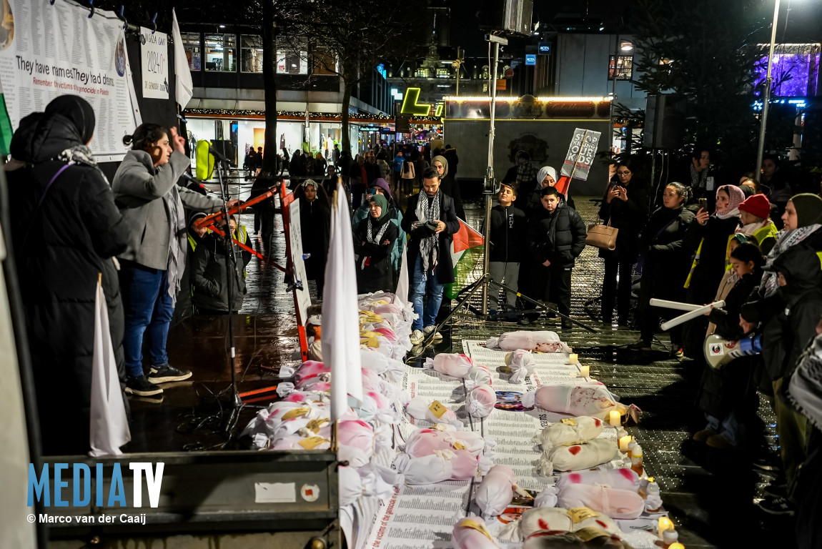 Moeder mars tegen geweld waar kinderen wereldwijd slachtoffer van zijn Schouwburgplein Rotterdam