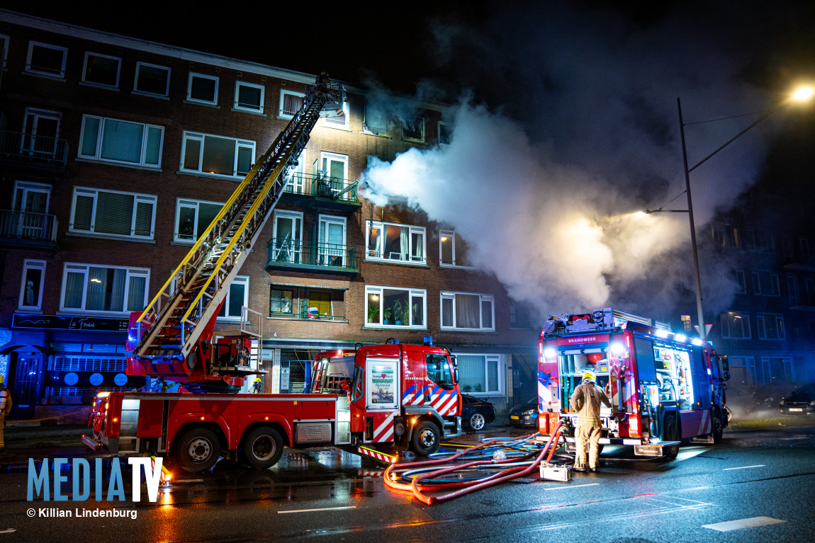 Persoon komt om het leven bij grote uitslaande brand in portiekflat Pleinweg Rotterdam (video)