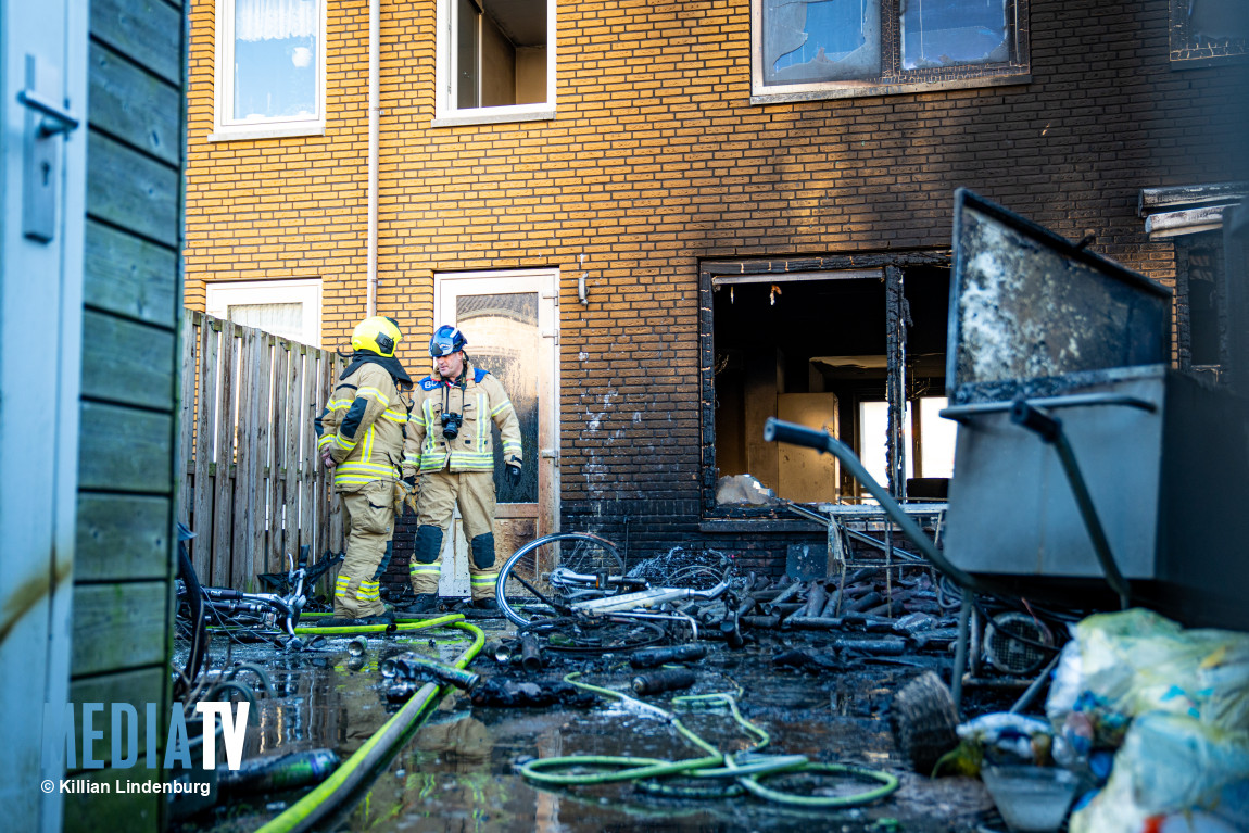 Felle brand brengt grote schade toe aan twee woningen Johan Willem Frisostraat Dordrecht