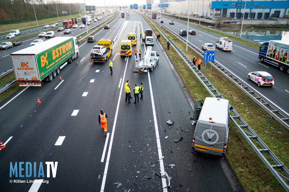 Ruim uur file door aanrijding met vijf voertuigen A15 Rotterdam-Heijplaat