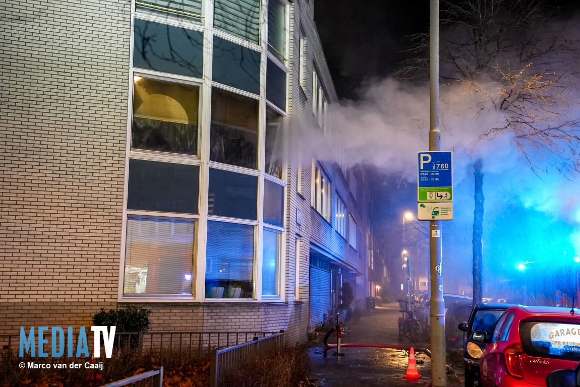 Tien woningen ontruimd bij woningbrand, bewoner door brandweer gered Willebrordusplein Rotterdam (video)